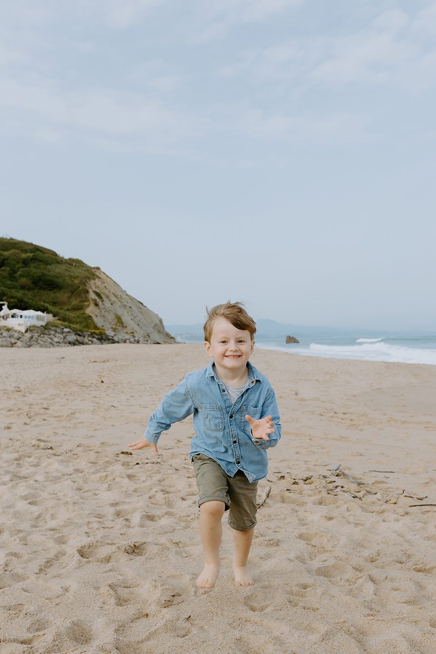 photo d'un garçon qui court sur la plage